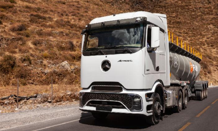 Descubre el New Actros 2651 ProCabin, diseñado para ofrecer máxima potencia, seguridad y un confort inigualable en ruta. ¡Ingresa aquí!