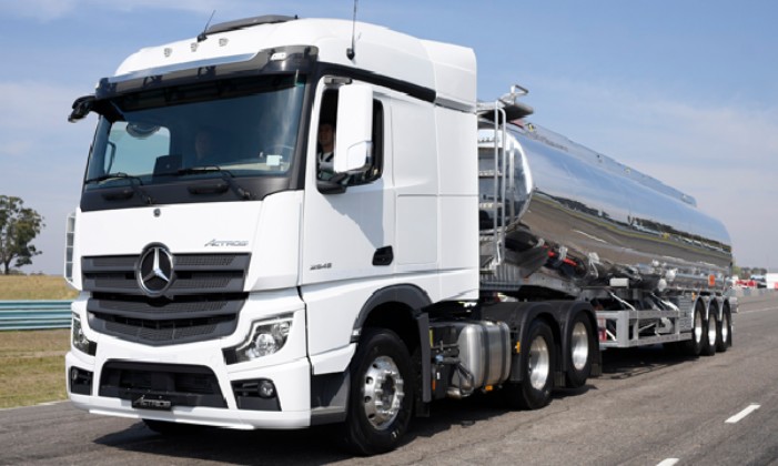 Descubre qué es un camión cisterna, cómo funciona y qué es lo que suele transportar. ¡Conoce todo sobre este transporte de carga!