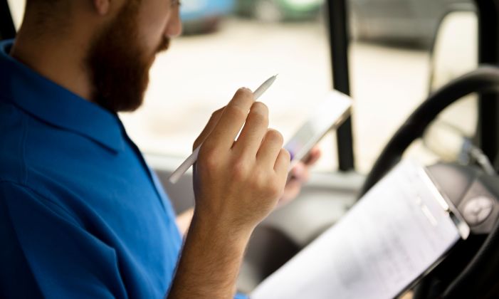 Descubre en qué momento debe realizarse la primera revisión técnica de tu bus. Evita multas y mantén tu unidad al día.